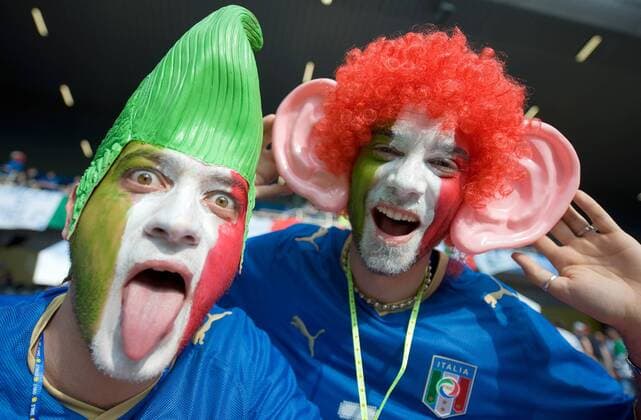 Italienische Fans ganz verrückt - Fußball EM Herren EURO 2008, Länderspiel, Nationalmannschaft Gruppe Bern Freude, Begeisterung, Komik, Fußball EM Herren EURO 2008, Länderspiel, Nationalmannschaft Gruppe Bern Freude, Begeisterung, Komik,