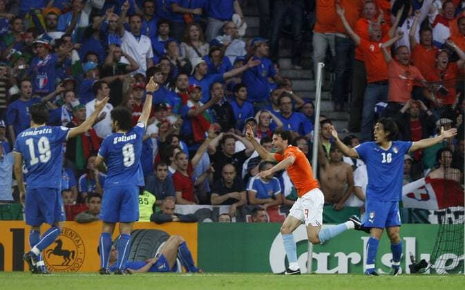 Ruud van Nistelrooy (Niederlande, Mitte) jubelt über das 1:0 gegen Italien - - NOxONLINExUSE Fußball EM Herren Euro 2008, Nationalmannschaft, Länderspiel, Nationaltrikot, Niederlande - Italien 3:0 Gruppe Bern Freude, Fußball EM Herren Euro 2008, Nationalmannschaft, Länderspiel, Nationaltrikot, Niederlande - Italien 3:0 Gruppe Bern Freude,
