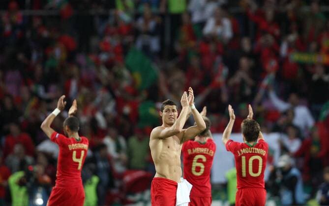 Cristiano Ronaldo (Portugal, 2.v.li.) - Schlussjubel - Fußball Länderspiel Herren EURO 2008, EM, Nationalmannschaft, Nationaltrikot, Totale Genf Freude, Fußball Länderspiel Herren EURO 2008, EM, Nationalmannschaft, Nationaltrikot, Totale Genf Freude,
