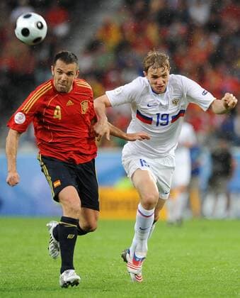 Carlos Marchena (Spanien, li.) gegen Roman Pavlyuchenko (Rußland) - Fußball EM Herren Euro 2008, Nationalmannschaft, Länderspiel, Nationaltrikot, Spanien - Rußland Gruppe Innsbruck Dynamik, Fußball EM Herren Euro 2008, Nationalmannschaft, Länderspiel, Nationaltrikot, Spanien - Rußland Gruppe Innsbruck Dynamik,