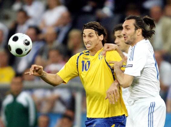 Zlatan Ibrahimovic (Schweden, li.) gegen Sotirios Kyrgiakos (Griechenland) - Fußball EM Herren Euro 2008, Länderspiel, Nationalteam, Nationaltrikot, Griechenland - Schweden Gruppe Salzburg Dynamik, Kampf, Fußball EM Herren Euro 2008, Länderspiel, Nationalteam, Nationaltrikot, Griechenland - Schweden Gruppe Salzburg Dynamik, Kampf,