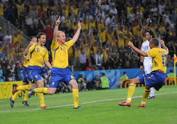 Petter Hansson (2.v.li.), Johan Elmander (li.) und Henrik Larsson (alle Schweden, re.) - Torjubel - Fußball EM Herren Euro 2008, Länderspiel, Nationalteam, Nationaltrikot, Griechenland - Schweden 0:2 Gruppe Salzburg Freude, Enttäuschung, Fußball EM Herren Euro 2008, Länderspiel, Nationalteam, Nationaltrikot, Griechenland - Schweden 0:2 Gruppe Salzburg Freude, Enttäuschung,