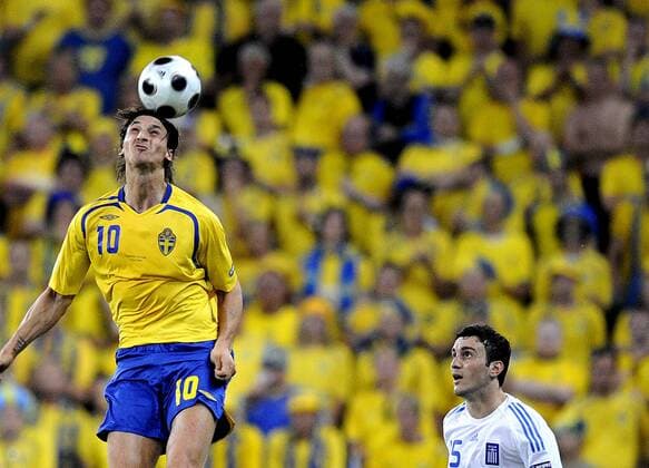 Zlatan Ibrahimovic (Schweden, li.) - Fußball EM Herren Euro 2008, Länderspiel, Nationalteam, Nationaltrikot, Schweden - Griechenland 2:0 Gruppe Salzburg Dynamik, Fußball EM Herren Euro 2008, Länderspiel, Nationalteam, Nationaltrikot, Schweden - Griechenland 2:0 Gruppe Salzburg Dynamik,