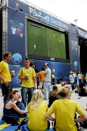 Schwedische Fans beim Public Viewing in der Fan Zone Salzburg - Fußball EM Herren Euro 2008, Fan Zone, Fanzone, Live Übertragung, Fußballübertragung, Liveübertragung, Nationalteam Totale Salzburg Fußball EM Herren Euro 2008, Fan Zone, Fanzone, Live Übertragung, Fußballübertragung, Liveübertragung, Nationalteam Totale Salzburg