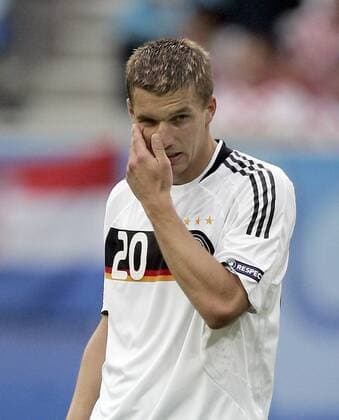 Lukas Podolski (Deutschland) Fußball EM Herren Euro 2008, Länderspiel, Nationalteam, Nationaltrikot Einzelbild Klagenfurt Nachdenklichkeit, Skepsis,