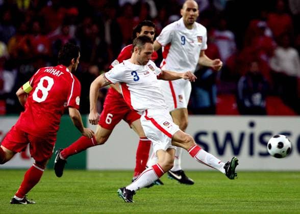 Jan Polak (Tschechien, re.) gegen Nihat Kahveci (Türkei, li.) - Fußball EM Herren EURO 2008, Länderspiel, Nationalmannschaft, Nationaltrikot, Tschechien - Türkei Gruppe Genf Dynamik, Fußball EM Herren EURO 2008, Länderspiel, Nationalmannschaft, Nationaltrikot, Tschechien - Türkei Gruppe Genf Dynamik,