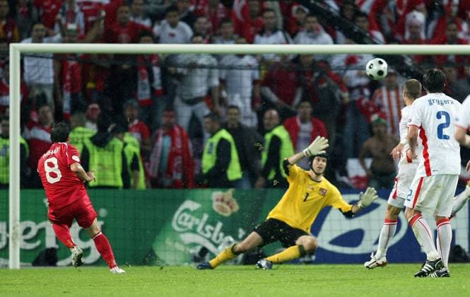 Nihat Kahveci (Türkei, li.) trifft gegen Torwart Petr Cech (Tschechien) zum 3:2 - Fußball EM Herren EURO 2008, Länderspiel, Nationalmannschaft, Nationaltrikot, Türkei - Tschechien 3:2 Gruppe Genf Dynamik, Fußball EM Herren EURO 2008, Länderspiel, Nationalmannschaft, Nationaltrikot, Türkei - Tschechien 3:2 Gruppe Genf Dynamik,