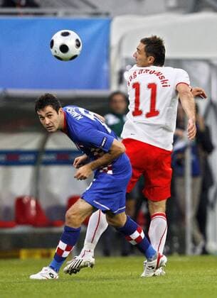 Dario Knezevic (Kroatien, li.) gegen Marek Saganowski (Polen) - Fußball EM Herren Euro 2008, Länderspiel, Nationalmannschaft, Nationaltrikot, Kroatien - Polen Gruppe Klagenfurt Dynamik, Fußball EM Herren Euro 2008, Länderspiel, Nationalmannschaft, Nationaltrikot, Kroatien - Polen Gruppe Klagenfurt Dynamik,