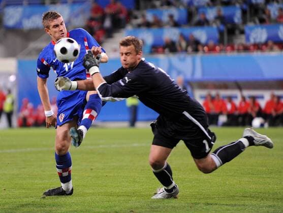 Ivan Klasnic (Kroatien, li.) gegen Torwart Artur Boruc (Polen) - Fußball EM Herren Euro 2008, Länderspiel, Nationalmannschaft, Nationaltrikot, Polen - Kroatien Gruppe Klagenfurt Dynamik, Fußball EM Herren Euro 2008, Länderspiel, Nationalmannschaft, Nationaltrikot, Polen - Kroatien Gruppe Klagenfurt Dynamik,