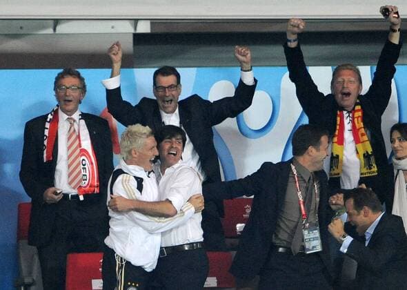 Torjubel Deutschland, vorn v.li.: Bastian Schweinsteiger, Bundestrainer Joachim Löw und Teammanager Oliver Bierhoff, hi.re. Boris Becker - Fußball EM Herren Euro 2008, Länderspiel, Nationalmannschaft, Gruppe Wien Freude, Begeisterung, Fußball EM Herren Euro 2008, Länderspiel, Nationalmannschaft, Gruppe Wien Freude, Begeisterung,