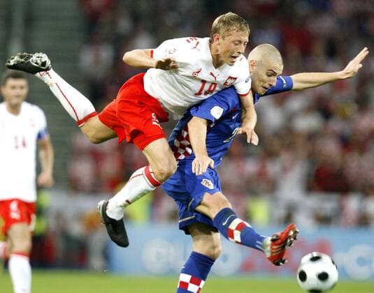 Rafal Murawski (Polen, li.) gegen Mladen Petric (Kroatien) - Fußball EM Herren Euro 2008, Länderspiel, Nationalmannschaft, Nationaltrikot, Kroatien - Polen 1:0 Gruppe Klagenfurt Dynamik, Fußball EM Herren Euro 2008, Länderspiel, Nationalmannschaft, Nationaltrikot, Kroatien - Polen 1:0 Gruppe Klagenfurt Dynamik,