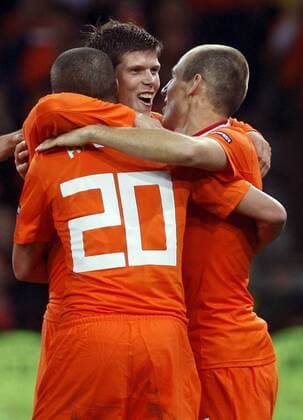 Torjubel Niederlande, v.re.: Arjen Robben, Ibrahim Afellay und Klaas Jan Huntelaar - - NOxONLINExUSE Fußball EM Herren EURO 2008, Länderspiel, Nationalmannschaft, Nationaltrikot Gruppe Bern Freude, Fußball EM Herren EURO 2008, Länderspiel, Nationalmannschaft, Nationaltrikot Gruppe Bern Freude,