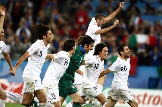 Schlußjubel Italien, v.li.: Fabio Grosso, Gianluca Zambrotta, Torwart Gianluigi Buffon, Mauro Camoranesi, Simone Perrotta und Giorgio Chiellini - (pan26520) Fußball EM Herren Euro 2008, Länderspiel, Nationalteam, Nationaltrikot Gruppe Zürich Begeisterung, Freude,