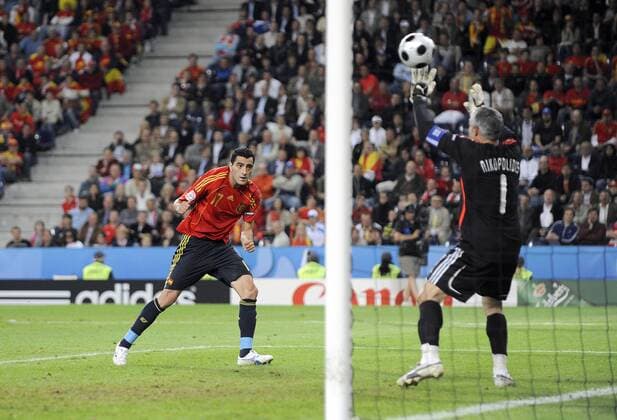 Daniel Guiza (Spanien, li.) trifft zum 1:2 gegen Torwart Antonios Nikopolidis (Griechenland) Fußball EM Herren Euro 2008, Länderspiel, Nationalteam, Nationaltrikot, Griechenland - Spanien 1:2 Gruppe Salzburg Dynamik, Fußball EM Herren Euro 2008, Länderspiel, Nationalteam, Nationaltrikot, Griechenland - Spanien 1:2 Gruppe Salzburg Dynamik,