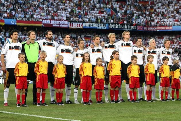 Hymne Deutschland, v. li.: Michael Ballack, Torwart Jens Lehmann, Christoph Metzelder, Arne Friedrich, Philipp Lahm, Thomas Hitzlsperger, Simon Rolfes, Per Mertesacker, Miroslav Klose, Bastian Schweinsteiger, Lukas Podolski - Fußball EM Herren Euro 2008, Länderspiel, Nationalteam, Nationaltrikot, Viertelfinale Gruppe Basel