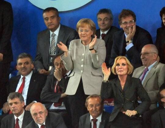 Bundeskanzlerin Angela Merkel (Deutschland, Mitte) spendet Beifall, dahinter FIFA Generalsekretär Jerome Valcke (Frankreich, re.) nebst UEFA Generalsekretär David Taylor (Schottland), daneben Präsident Abdullah Gül (Türkei, li.) ... Fußball EM Herren Euro 2008, Länderspiel, Halbfinale, Nationalteam, Partnerin, Frau, Ehefrau, Funktionär Gruppe people, Politik, Bundeskanzler, Aufmacher premiumd Basel