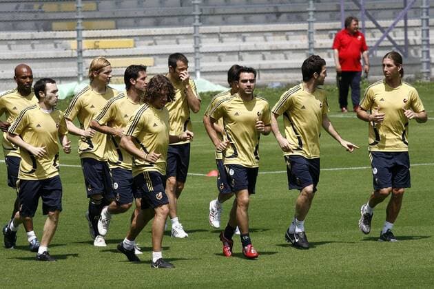 Training Spanien, v.re.: Sergio Ramos, Cesc Fabregas, Xavi Hernandez, Carles Puyol, Joan Capdevila, Fernando Torres, Andres Iniesta und Marcos Senna - - NOxONLINExUSE Fußball EM Herren EURO 2008, Training, Nationalteam, Spanien Totale Wien
