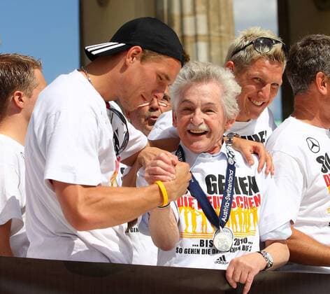 Abschlussfest der Euro 2008 - Lukas Podolski (li.), Physiotherapeut Adolf Katzenmeier und Bastian Schweinsteiger (alle Deutschland) beim Empfang auf der Berliner Fanmeile Fußball EM Herren Euro 2008, Nationalteam, Fanmeile, Fan Meile, Fanfest, Fan Fest, Party, Empfang, Abschlussfeier Gruppe Berlin Freude,