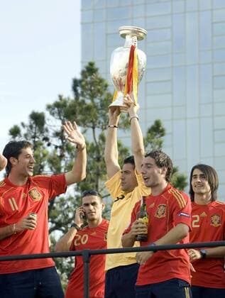 Spanien ist Europameister 2008, v.li.: Joan Capdevila, Juanito, Torwart Andres Palop, Santi Cazorla, und Ruben de la Red - - NOxONLINExUSE Fußball Länderspiel Herren EURO 2008, EM, Nationalteam, Empfang, fanfest, Party Gruppe Madrid Freude,