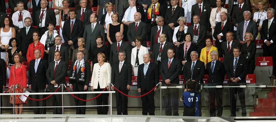 Ehrentribüne beim EM Finale 2008, vorn v.li.: Königin Sofia und König Juan Carlos von Spanien, UEFA Präsident Michel Platini, Bundespräsident Horst Köhler, Bundeskanzlerin Angela Merkel (beide Deutschland), Bundespräsident Heinz Fischer (Österreich)...... Fußball EM Herren Euro 2008, Finale, Länderspiel, Nationalmannschaft, Totale Politik, Adel Funktionär, Zuschauer Tribüne Wien