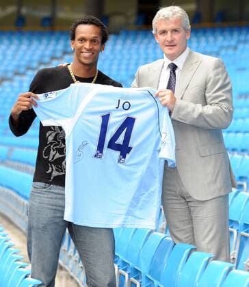 Jo (li.) wird von Trainer Mark Hughes als Neuzugang bei Manchester City präsentiert, Jo erhält die Nummer 14 - EDITORIAL USE ONLY. No use with unauthorised audio, video, data, fixture lists, club league logos or live services. Online in-match use limited to 120 images, no video emulation. No use in betting, games or single club league player publications. Fußball Herren English Premier League 2008 2009, 1. Englische Liga, Pressetermin, Präsentation Gruppe Manchester