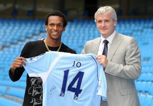 Jo (li.) wird von Trainer Mark Hughes als Neuzugang bei Manchester City präsentiert, Jo erhält die Nummer 14 - EDITORIAL USE ONLY. No use with unauthorised audio, video, data, fixture lists, club league logos or live services. Online in-match use limited to 120 images, no video emulation. No use in betting, games or single club league player publications. Fußball Herren English Premier League 2008 2009, 1. Englische Liga, Pressetermin, Präsentation Gruppe Manchester