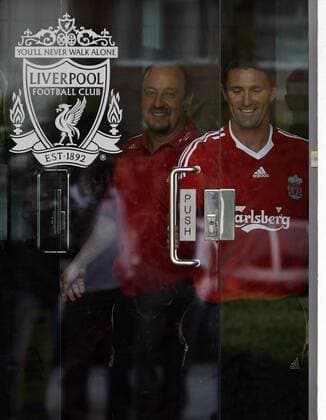 Trainer Rafael Benitez (li.) und Neuzugang Robbie Keane (beide Liverpool) gut gelaunt - EDITORIAL USE ONLY. No use with unauthorised audio, video, data, fixture lists, club league logos or live services. Online in-match use limited to 120 images, no video emulation. No use in betting, games or single club league player publications. Fußball Herren English Premier League 2008 2009, 1. Englische Liga, Liverpool FC, Präsentation, Pressetermin Gruppe Liverpool