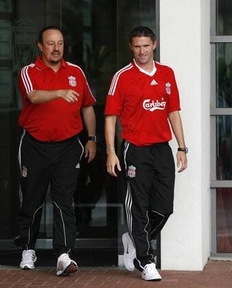 Trainer Rafael Benitez (li.) im Gespräch mit Neuzugang Robbie Keane (beide Liverpool) - EDITORIAL USE ONLY. No use with unauthorised audio, video, data, fixture lists, club league logos or live services. Online in-match use limited to 120 images, no video emulation. No use in betting, games or single club league player publications. Fußball Herren English Premier League 2008 2009, 1. Englische Liga, Liverpool FC, Präsentation, Pressetermin Gruppe Liverpool