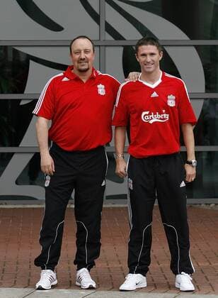 Trainer Rafael Benitez (li.) präsentiert Neuzugang Robbie Keane (beide Liverpool) - EDITORIAL USE ONLY. No use with unauthorised audio, video, data, fixture lists, club league logos or live services. Online in-match use limited to 120 images, no video emulation. No use in betting, games or single club league player publications. Fußball Herren English Premier League 2008 2009, 1. Englische Liga, Liverpool FC, Präsentation, Pressetermin Gruppe Liverpool