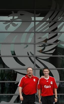 Trainer Rafael Benitez (li.) präsentiert Neuzugang Robbie Keane (beide Liverpool) - EDITORIAL USE ONLY. No use with unauthorised audio, video, data, fixture lists, club league logos or live services. Online in-match use limited to 120 images, no video emulation. No use in betting, games or single club league player publications. Fußball Herren English Premier League 2008 2009, 1. Englische Liga, Liverpool FC, Präsentation, Pressetermin Gruppe Liverpool