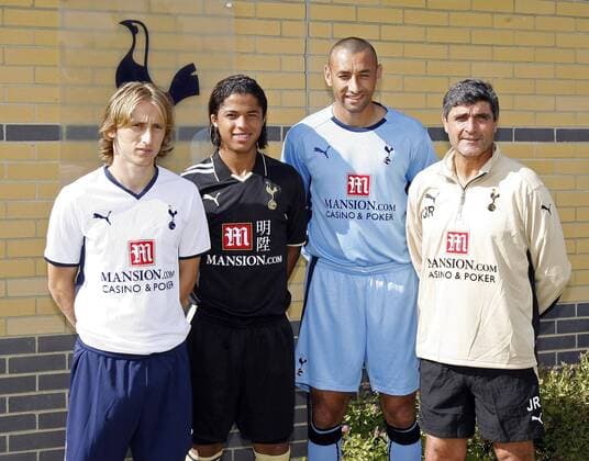 Trainer Juande Ramos (re.) mit den Neuzugängen, v. li.: Luka Modric, Giovani dos Santos, Torwart Heurelho Gomes (alle Tottenham Hotspurs) - EDITORIAL USE ONLY. No use with unauthorised audio, video, data, fixture lists, club league logos or live services. Online in-match use limited to 120 images, no video emulation. No use in betting, games or single club league player publications. Fußball Herren English Premier League 2008 2009, 1. Englische Liga, Tottenham Hotspur, Spurs, Gruppe London