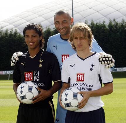 Neuzugänge der Tottenham Hotspurs, v. li.: Giovani dos Santos, Torwart Heurelho Gomes und Luka Modric - EDITORIAL USE ONLY. No use with unauthorised audio, video, data, fixture lists, club league logos or live services. Online in-match use limited to 120 images, no video emulation. No use in betting, games or single club league player publications. Fußball Herren English Premier League 2008 2009, 1. Englische Liga, Tottenham Hotspur, Spurs, Gruppe London