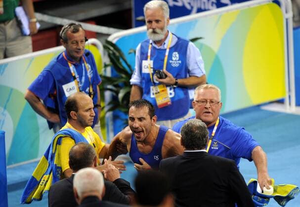 Olympia, Historie, Rückblick auf die Sommerspiele 2008 in Peking Ara Abrahamian (Schweden) beschwert sich aufgebracht beim Kampfgericht - Ringen OS Sommer Herren Olympische Spiele 2008, Sommerspiele, griechisch römisch, 84kg, Nationaltrikot Gruppe Beijing Enttäuschung, Wut, Verzweiflung, Spannung,