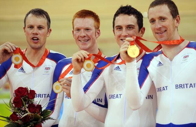 Großbritannien ist Olympiasieger in der Teamverfolgung 2008, v.li.: Paul Manning, Ed Clancy, Geraint Thomas und Bradley Wiggins - Radsport OS Sommer Herren Olympische Spiele 2008, Sommerspiele, Rad, Bahn, Halle, Indoor, Bahnrad, Bahnradsport Nationaltrikot Gruppe Peking Freude,