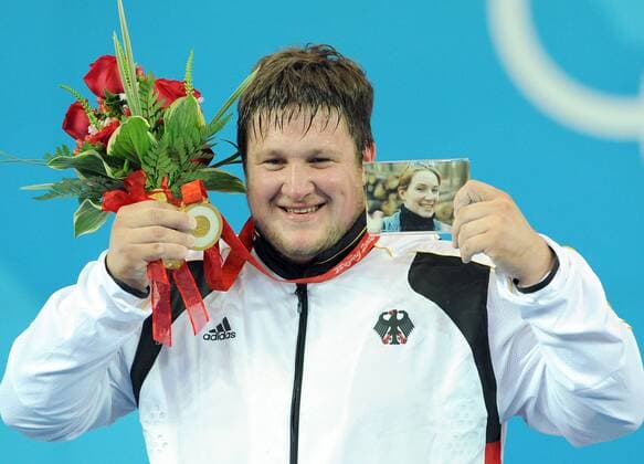 Olympia, Historie, Rückblick auf die Sommerspiele 2008 in Peking Matthias Steiner (Deutschland) ist Olympiasieger 2008 in der Klasse über 105 Kilogramm und widmet diesen Erfolg seiner verstorbenen Ehefrau Susann, die bei einem Autounfall ums Leben gekommen ist - Gewichtheben OS Sommer Herren Olympische Spiele 2008, Sommerspiele, Klasse über 105 Kilogramm, Nationaltrikot Einzelbild verstorben, gestorben Beijing Glück, Romantik, Begeisterung, Freude,