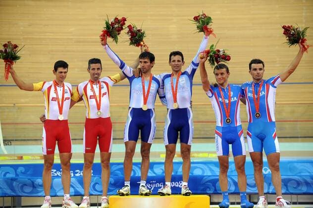Siegerehrung Olympia 2008 im Madison - v.li.: Joan Llaneras und Antonio Tauler (beide Spanien), Olympiasieger Walter Fernando Perez und Juan Esteban Curuchet (beide Argentinien), sowie ... - Radsport OS Sommer Herren Olympische Spiele 2008, Sommerspiele, Rad, Bahn, Halle, Indoor, Bahnrad, Bahnradsport, Sprint, Gruppe Nationaltrikot Peking Freude,