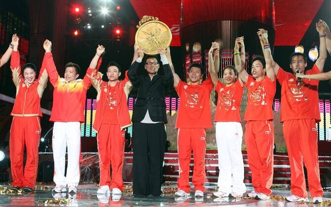 Olympia, Historie, Rückblick auf die Sommerspiele 2008 in Peking Sänger und Schauspieler Jacky Cheung Mitte) präsentiert mit einigen Akteuren eine riesige Goldmedaille, v.li.: Wang Nan, Chen Yibing, Yang Wei, Zhang Xiangxiang, Cheng Fei, Zou Kai und Xiao Qin (alle China) - OS Sommer Olympische Spiele 2008, Sommerspiele, Gruppe Beijing Begeisterung, Freude,