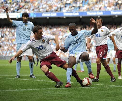Daniel Sturridge (Manchester City, 2.v.re.) gegen Scott Parker (West Ham) - EDITORIAL USE ONLY. No use with unauthorised audio, video, data, fixture lists, club league logos or live services. Online in-match use limited to 120 images, no video emulation. No use in betting, games or single club league player publications. Fußball Herren English Premier League 2008 2009, 1. Englische Liga, Manchester City - West Ham United 3:0 Gruppe Manchester Dynamik,