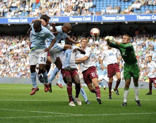 Vincent Kompany (Manchester City, 3.v.li.) - Kopfball gegen Torwart Robert Green (West Ham) - EDITORIAL USE ONLY. No use with unauthorised audio, video, data, fixture lists, club league logos or live services. Online in-match use limited to 120 images, no video emulation. No use in betting, games or single club league player publications. Fußball Herren English Premier League 2008 2009, 1. Englische Liga, Manchester City - West Ham United 3:0 Gruppe Manchester Dynamik,