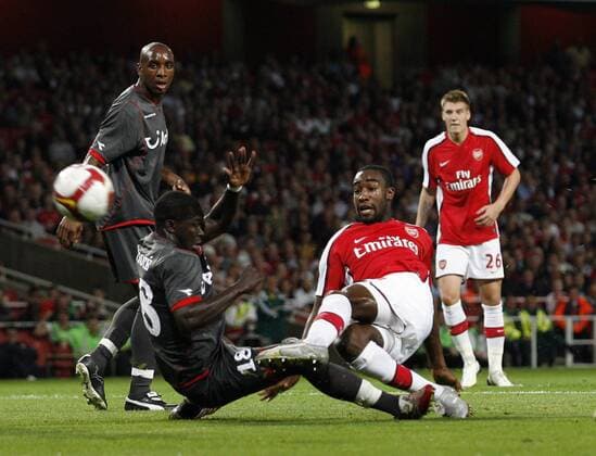 Johan Djourou (Arsenal, 2.v.re.) gegen Cheick Tiote (Twente Enschede, 2.v.li.) - EDITORIAL USE ONLY. No use with unauthorised audio, video, data, fixture lists, club league logos or live services. Online in-match use limited to 120 images, no video emulation. No use in betting, games or single club league player publications. Fußball EC 1 Herren Champions League Qualifikation 2008 2009, Arsenal FC London - FC Twente Enschede Gruppe London Dynamik, Kampf,