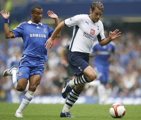 David Bentley (Tottenham Hotspurs, re.) gegen Ashley Cole (Chelsea) - EDITORIAL USE ONLY. No use with unauthorised audio, video, data, fixture lists, club league logos or live services. Online in-match use limited to 120 images, no video emulation. No use in betting, games or single club league player publications. Fußball Herren English Premier League 2008 2009, 1. Englische Liga, Chelsea FC London - Tottenham Hotspur, Spurs Gruppe London Dynamik,