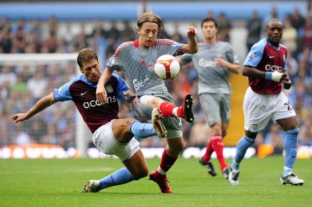 Lucas Leiva (Liverpool, Mitte) gegen Stilian Petrov (Aston Villa) - EDITORIAL USE ONLY. No use with unauthorised audio, video, data, fixture lists, club league logos or live services. Online in-match use limited to 120 images, no video emulation. No use in betting, games or single club league player publications. Fußball Herren English Premier League 2008 2009, 1. Englische Liga, Aston Villa - Liverpool FC Gruppe Birmingham Dynamik,
