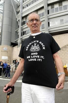 Newcastle United Fan Andy Dobson trägt am Tag der Entlassung von Trainer Kevin Keegan ein altes T Shirt das an seine Rückkehr zu Newcastle United erinnert - Keegan s back, and we love it, love it ! - EDITORIAL USE ONLY. No use with unauthorised audio, video, data, fixture lists, club league logos or live services. Online in-match use limited to 120 images, no video emulation. No use in betting, games or single club league player publications. Fußball Herren English Premier League 2008 2009, 1. Englische Liga Einzelbild Newcastle Enttäuschung,