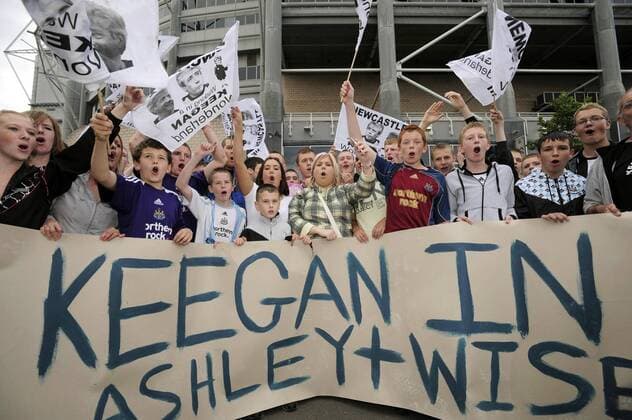 Fans von Newcastle United protestieren gegen die Entlassung von Trainer Kevin Keegan und fordern stattdessen den Rücktritt von Eigentümer Mike Ashley und Sportdirektor Dennis Wise - EDITORIAL USE ONLY. No use with unauthorised audio, video, data, fixture lists, club league logos or live services. Online in-match use limited to 120 images, no video emulation. No use in betting, games or single club league player publications. Fußball Herren English Premier League 2008 2009, 1. Englische Liga, in, Kind, Totale Newcastle Enttäuschung,
