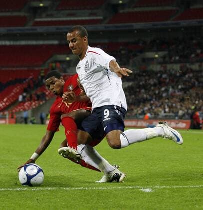 Gabriel Agbonlahor (England U21, re.) gegen Vasco Fernandes (Portugal U21) - EDITORIAL USE ONLY. No use with unauthorised audio, video, data, fixture lists, club league logos or live services. Online in-match use limited to 120 images, no video emulation. No use in betting, games or single club league player publications. Fußball Länderspiel Herren U21 EM Quali 2008, U 21 Nationalteam, Nationaltrikot, England - Portugal 2:0 Gruppe London Dynamik,