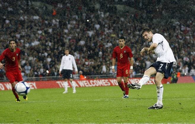 James Milner (England U21, re.) verwandelt einen Elfmeter zum 1:0 - EDITORIAL USE ONLY. No use with unauthorised audio, video, data, fixture lists, club league logos or live services. Online in-match use limited to 120 images, no video emulation. No use in betting, games or single club league player publications. Fußball Länderspiel Herren U21 EM Quali 2008, U 21 Nationalteam, Nationaltrikot, England - Portugal 2:0 Gruppe London Dynamik,