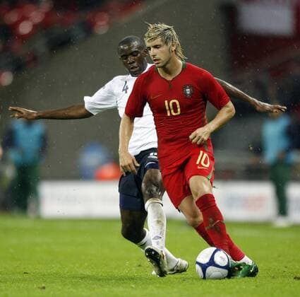 Miguel Veloso (Portugal U21, re.) gegen Fabrice Muamba (England U21) - EDITORIAL USE ONLY. No use with unauthorised audio, video, data, fixture lists, club league logos or live services. Online in-match use limited to 120 images, no video emulation. No use in betting, games or single club league player publications. Fußball Länderspiel Herren U21 EM Quali 2008, U 21 Nationalteam, Nationaltrikot, England - Portugal 2:0 Gruppe London Dynamik,