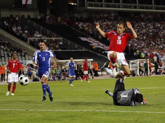 Joe Cole (England, re.) erzielt das 0:2 gegen Torwart Jesus Alvarez, li. Josep Garcia (beide Andorra) - EDITORIAL USE ONLY. No use with unauthorised audio, video, data, fixture lists, club league logos or live services. Online in-match use limited to 120 images, no video emulation. No use in betting, games or single club league player publications. Fußball Länderspiel Herren WM Qualifikation 2008, Nationalteam, Nationaltrikot, Andorra - England 0:2 Gruppe Barcelona Dynamik,