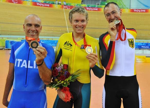 Siegerehrung 4000m Verfolgung der Klasse LC1 bei den Paralympics 2008 in Beijing, v.li.: Fabio Triboli (Italien), Sieger Michael Gallagher (Australien) und Wolfgang Sacher (Deutschland) - Behindertensport Herren Paralympics 2008, Sommerspiele, Sommer Spiele, Behinderung, Radsport, Rad, Bahnrad, Bahnradsport, Gruppe Beijing Freude,
