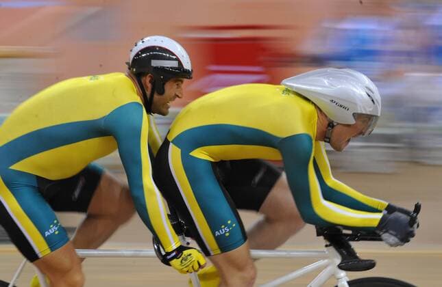 Tyson Lawrence (re.) und Kieran Modra (beide Australien) - Behindertensport Herren Paralympics 2008, Sommerspiele, Sommer Spiele, Behinderung, Radsport, Rad, Bahnrad, Bahnradsport, Gruppe Beijing Dynamik, Anstrengung,